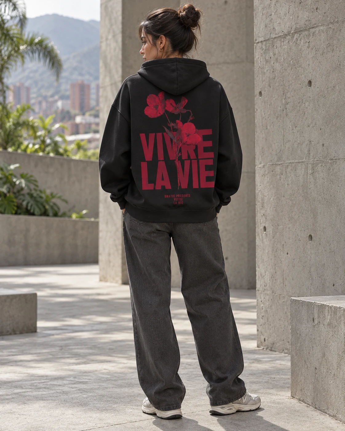 Modelo de espaldas con hoodie OMATIC Vivre La Vie negro y estampado floral color vino