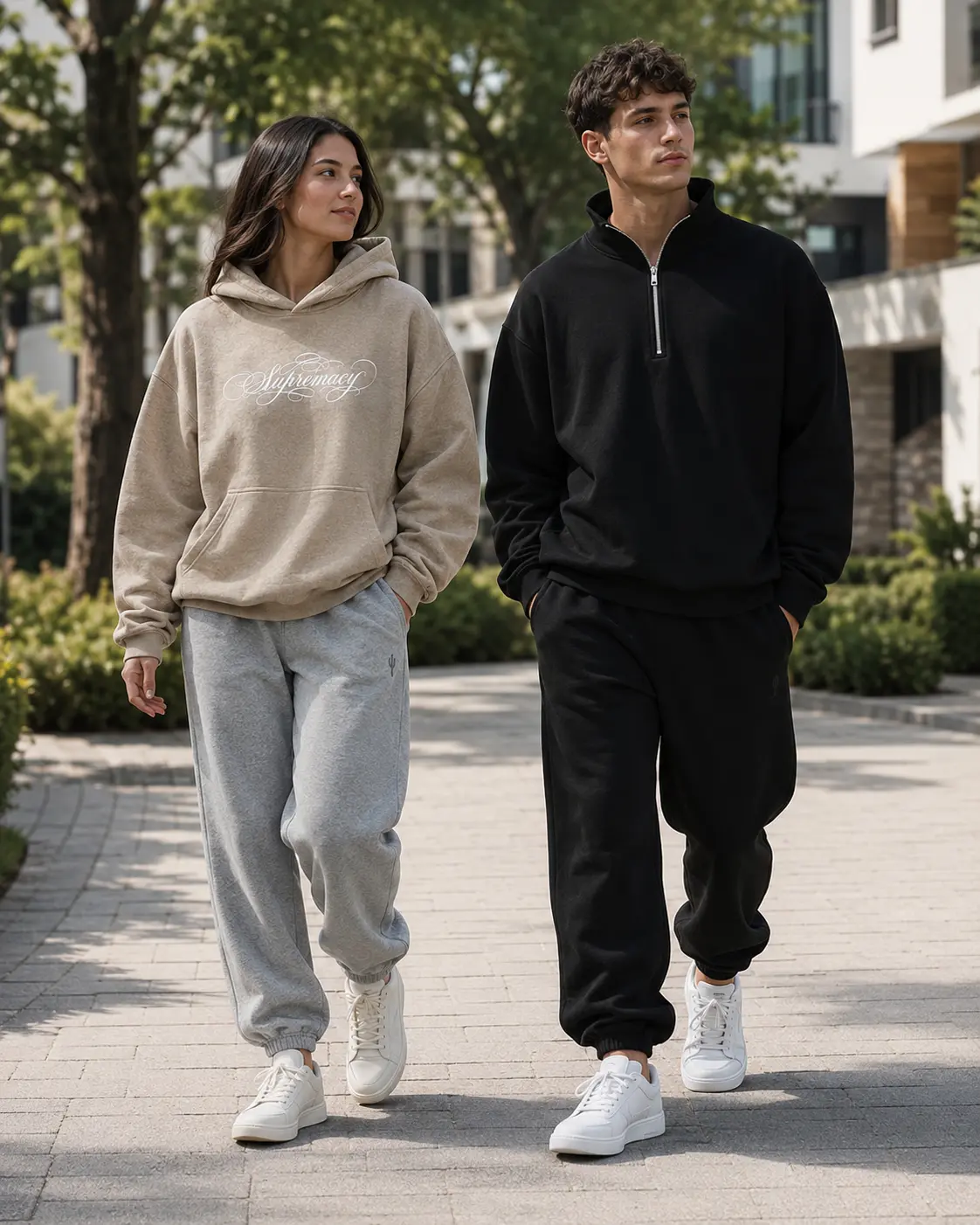 Modelos con hoodies OMATIC negro y beige